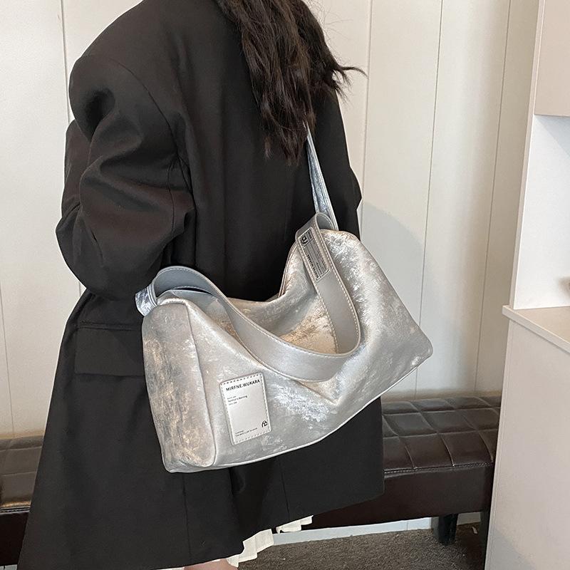 

Sense bag women s 2025 new trendy fashion winter popular shoulder bag large capacity commuter tie-dye messenger bag 35*13*19 серебряный