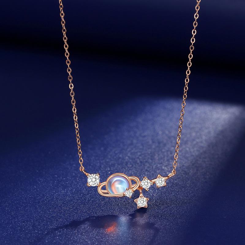 

Ожерелье Планета Лунный камень Женская мода Легкая роскошь Нишевый Премиальный дизайн Ожерелье с подвеской из лунного камня