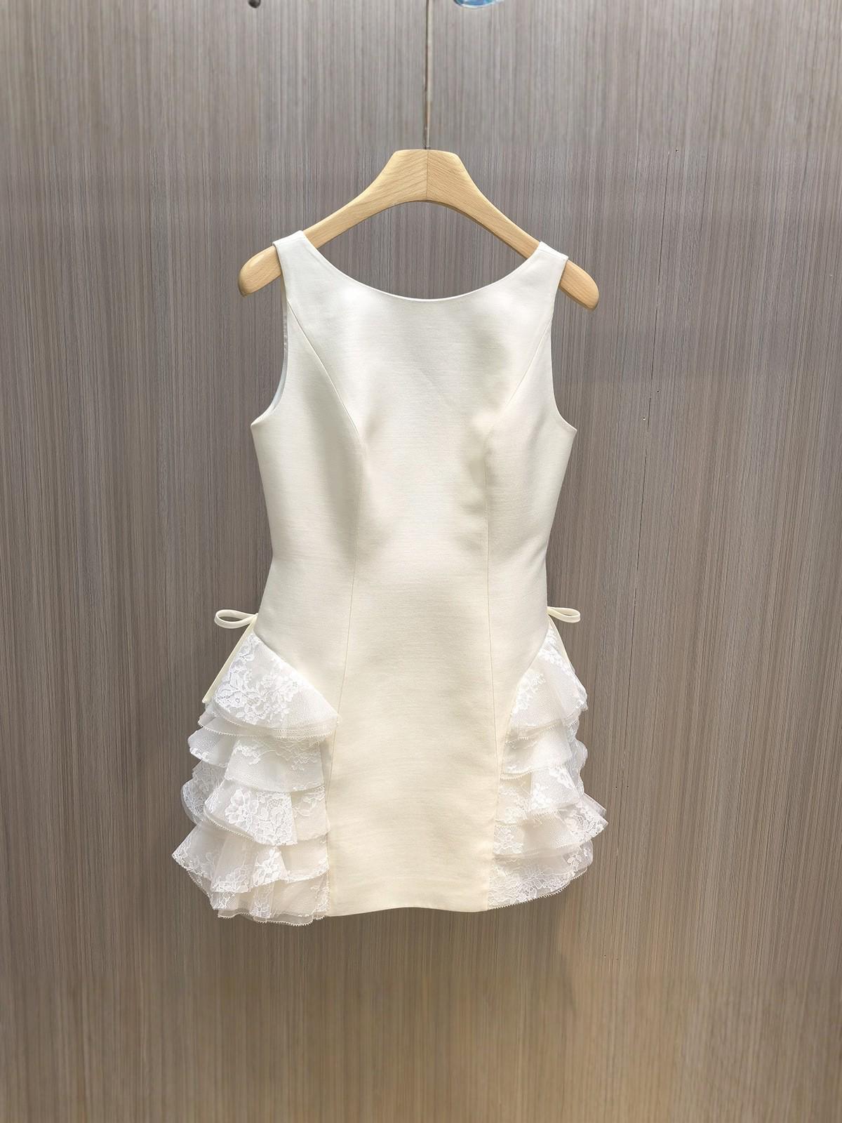 

Белое облегающее платье-майка без рукавов с кружевной аппликацией, весна 2026: Приталенный крой, Короткая юбка, Дизайн с оборками и бантом для женщин Small