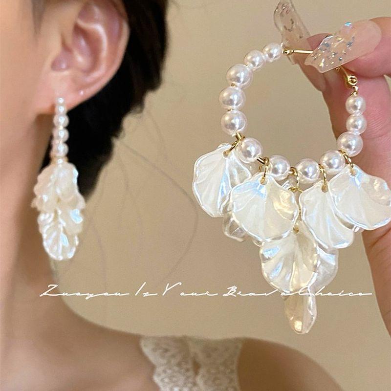 French Vintage Shell Pearl Petal Fringed Earrings Female Accessible Luxury Fancy Long High Profile Ear Studs Earrings