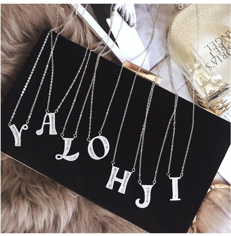 WWJ Collier élégant avec pendentif en zircone cubique brillant avec 26 lettres initiales