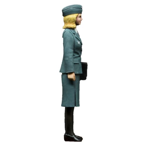 Passion Model 1/35 WWII German Air Force Female Signal Assistant Resin Kit P35F012