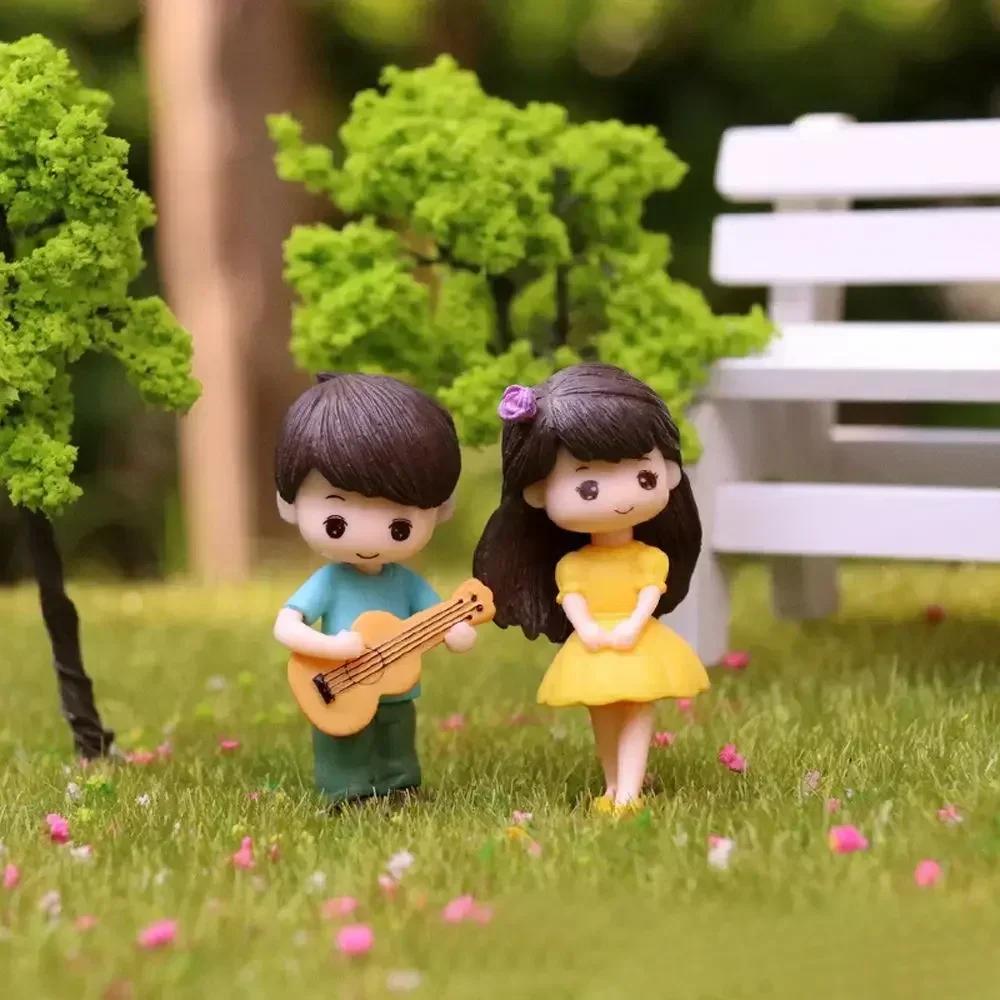 2pcs Mini Boy Girl Guitar Sweet Lovers Couple Figurines Craft Fairy Dolls Valentine's Day Wedding Accessories Home Miniatures