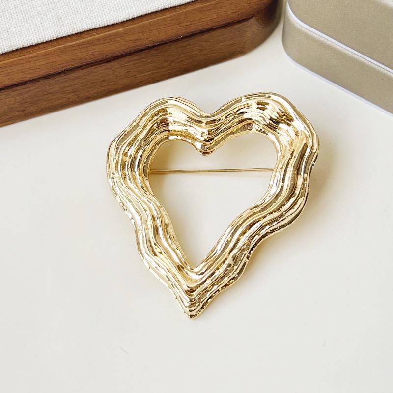 Elegant Retro Heart-Shaped Brooch: Metallic, Irregular, Pleated Texture Design