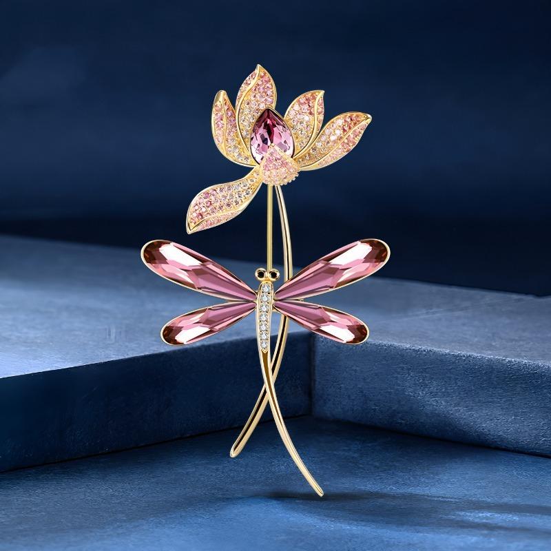 

Хрустальная брошь «Стрекоза-лотос» излучает роскошное и изысканное очарование. Брошь изысканная и антибликовая
