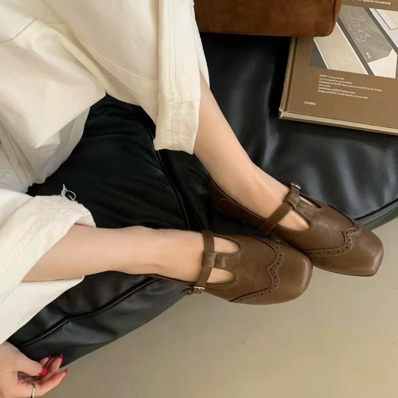 

Retro flat-soled single shoes women s spring and autumn new commuting versatile small leather shoes shallow mouth square head Mary Jane shoes 35 коричневый