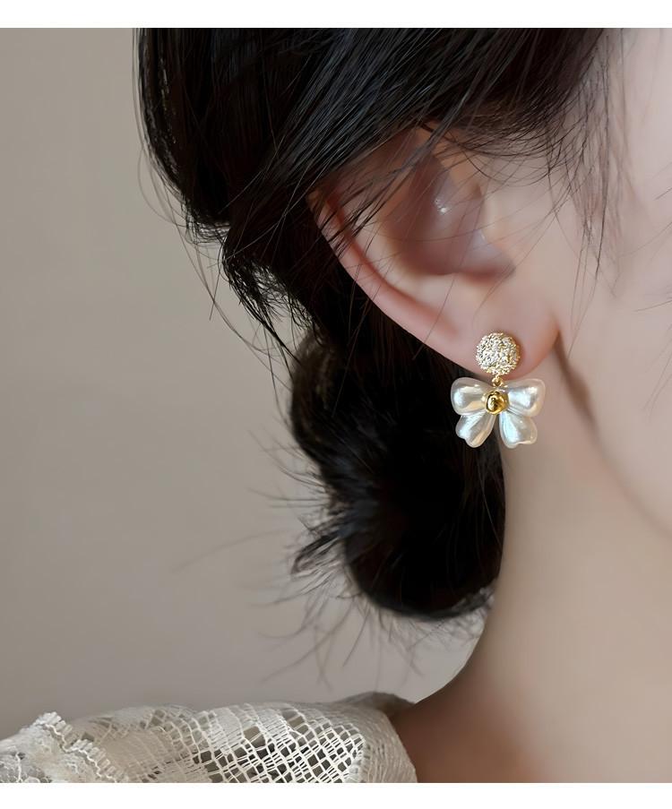 Niche Bow Earrings with Fashionable Design for Women, 2026 New Popular Earrings, Exquisite and Simple Accessories