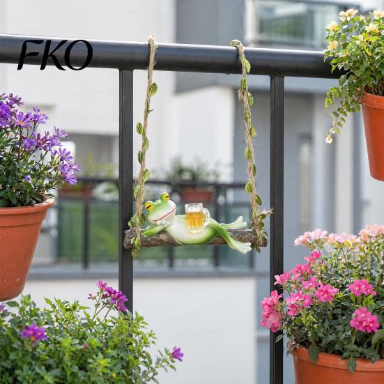 Miniatur-Gartendekoration Kreativer Frosch an einer Schaukel Hängendes Ornament, Niedliches Harz für Außenbäume Schreibtischzubehör Natur Terrasse Balkon, Mikrolandschaft