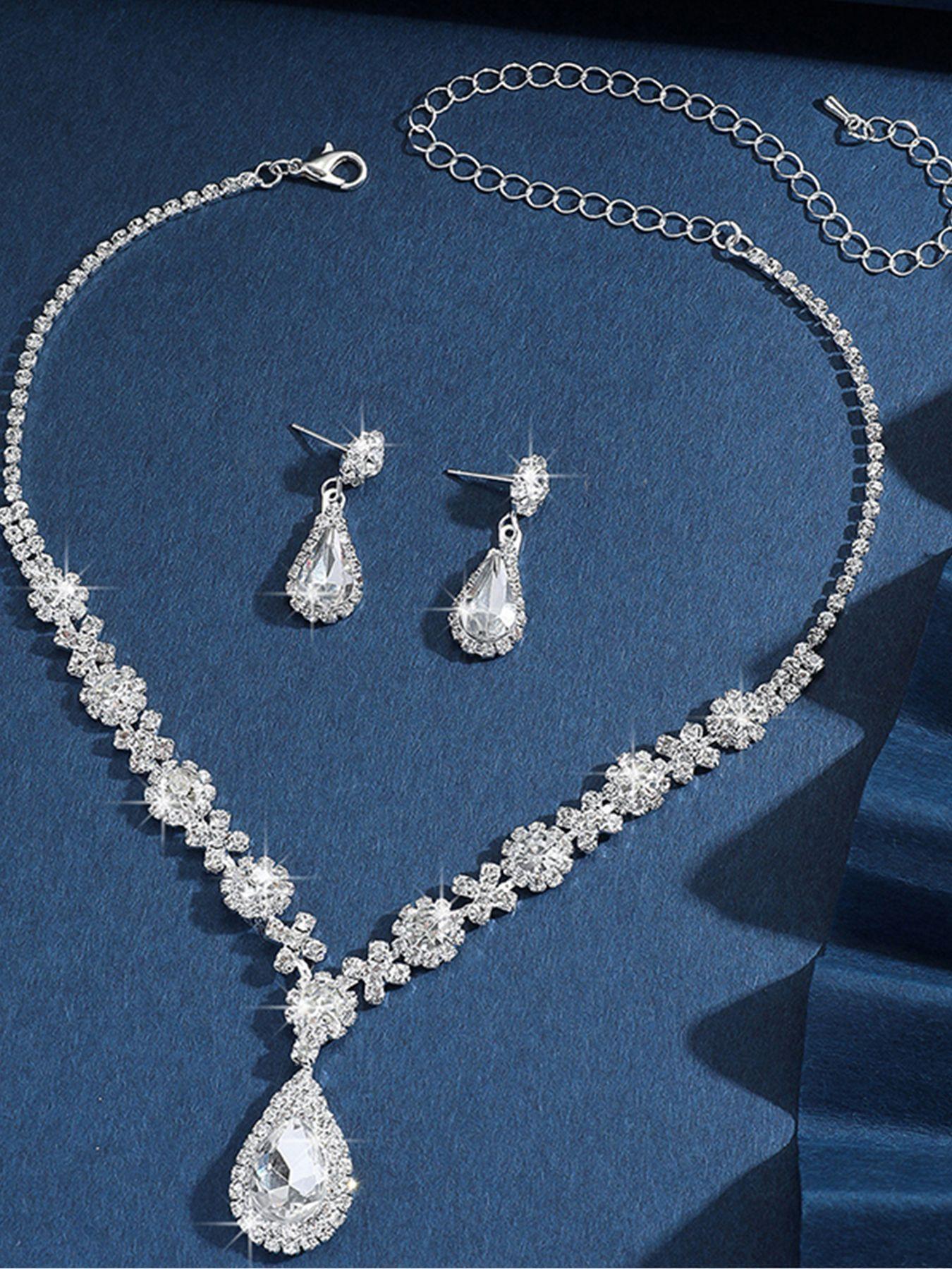 

Комплект колье и серег, а также универсальный, великолепный и роскошный, набор с застежкой из стразов. One Size