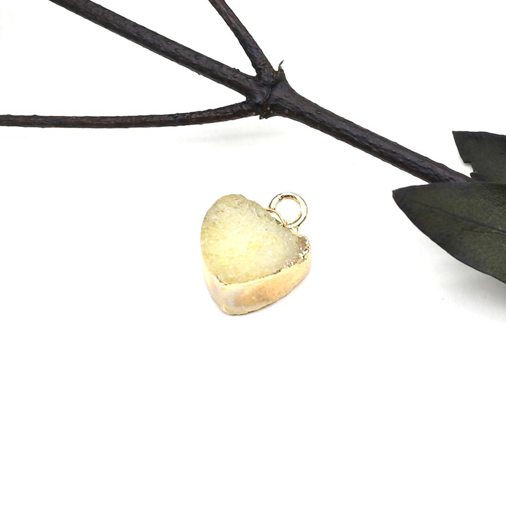 1 szt. Mały kamień naturalny Złoty owinięty brzeg wisiorek Kształt serca Kryształowy pączek Charms do wyrobu biżuterii Naszyjnik DIY Bransoletka Akcesoria do kolczyków 12 mm