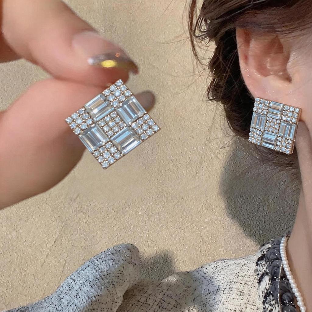 Silver Needle Ultra-Shiny Rhinestone Diamond Stud Earrings - Exquisite, Luxurious, and Stylish Accessories for Women.