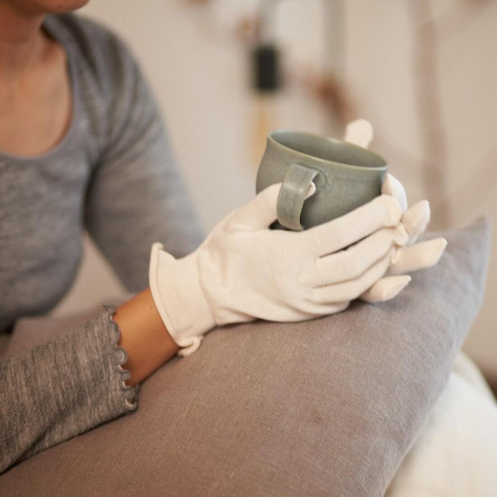 Silk Moisturizing Hand Hand Good Made in Kurashikinu Long-awaited Renewal! 100% Gloves, Gloves, Warmers, Care, Nighttime, Silk, Moisturizing, Warming,