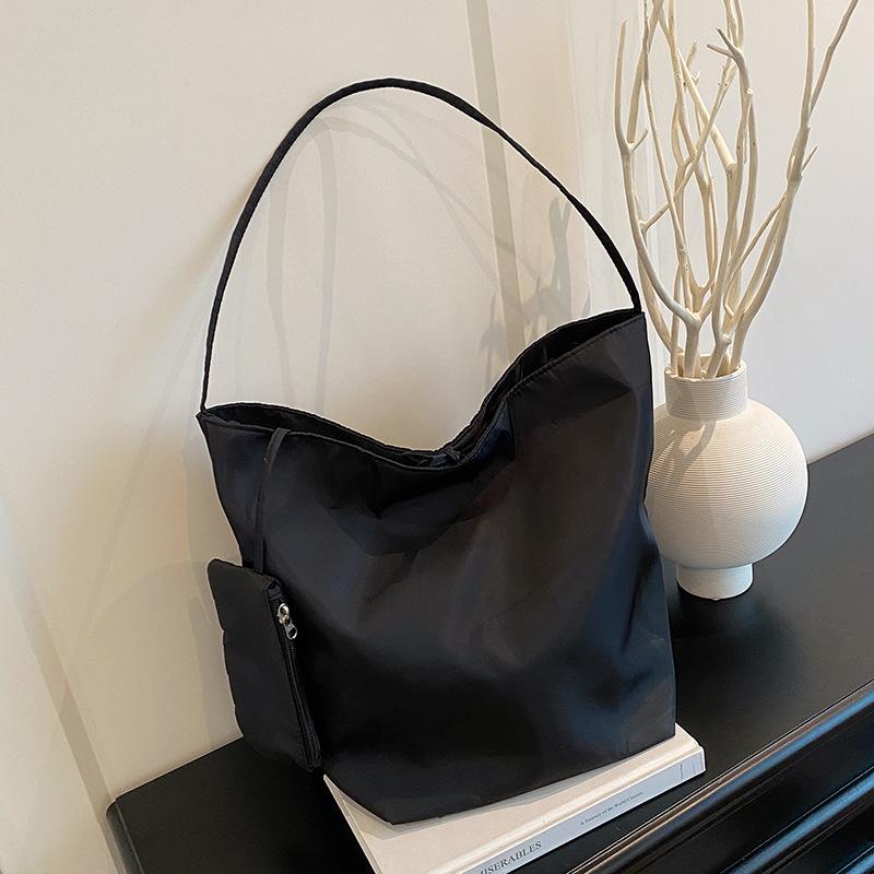 

Иностранный тренд однотонная большая вместительная сумка-тоут женская модная личность досуг темперамент летняя текстурная сумка на плечо чёрный