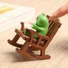 Mini-Frosch Heilung Miniatur Harzfigur Stuhl Design mit Buch Kaffee Niedliche Kleine Dekoration für Zuhause Schlafzimmer Büro Armaturenbrett