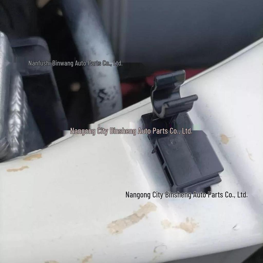 Hood Support Rod Bracket Clip for Isuzu Great Wall Pickup Fengjun 3/5