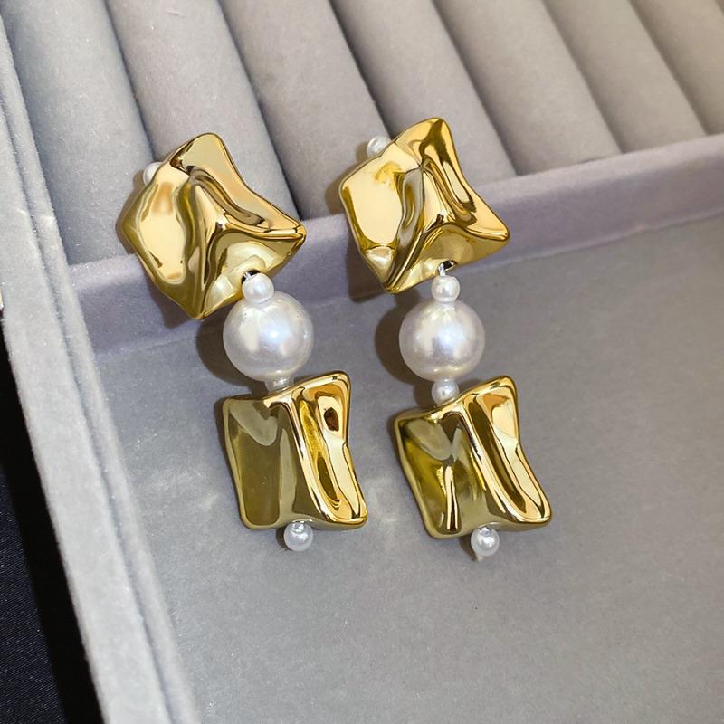 Irregular pearl earrings, necklace, bracelet set, new fashionable high-end temperament jewelry.