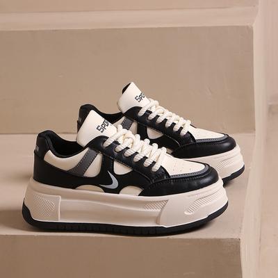 Dickbesohlte, erhöhte kleine weiße Schuhe für Damen im Herbst, vielseitige Nischen-Sport- und Freizeit-Boardschuhe