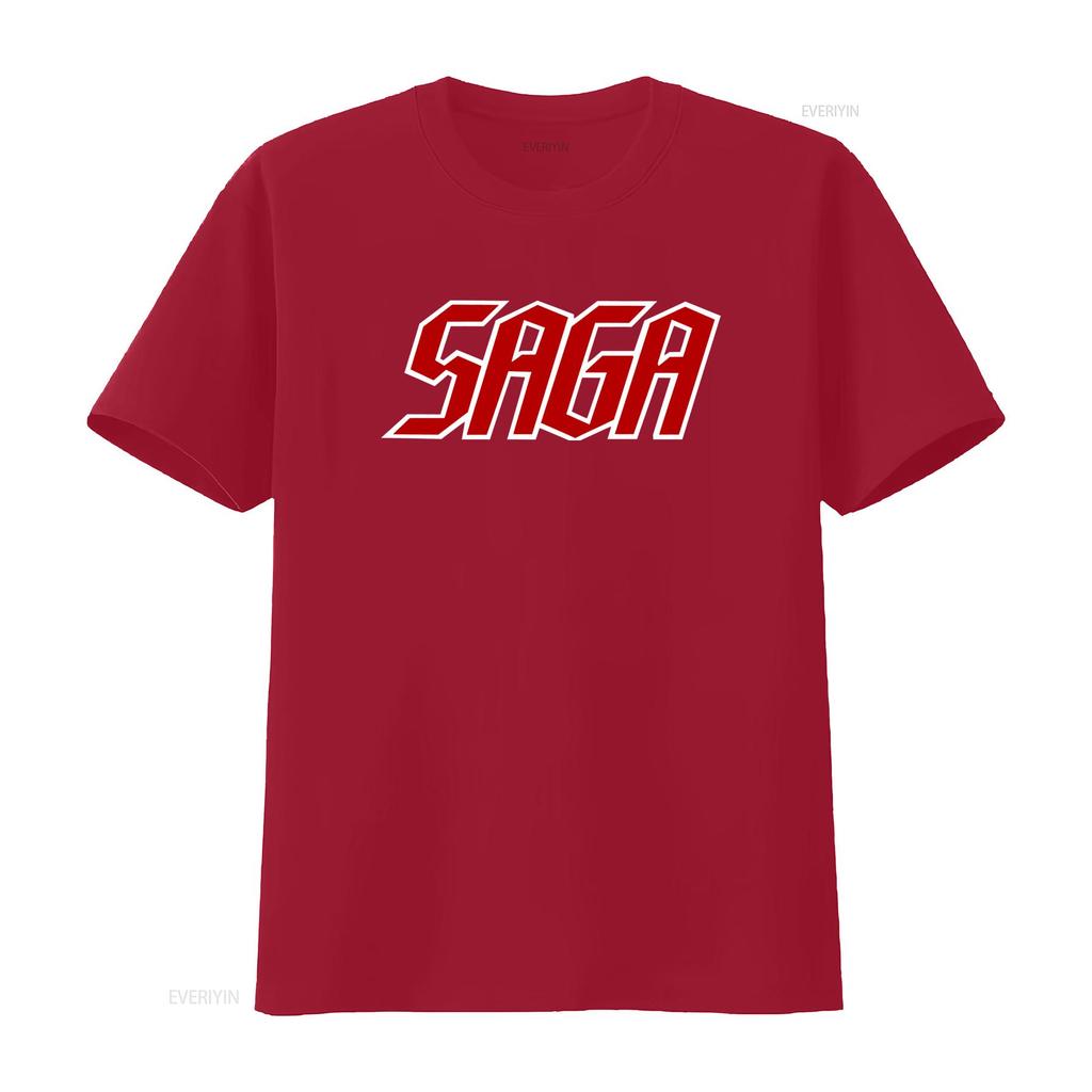 Saga Band Logo Schwarzes T-Shirt Alle Größen Verfügbar Kräftiges Rot-Weißes Design für Musikfans Bequemes Baumwollgewebe Perfekt