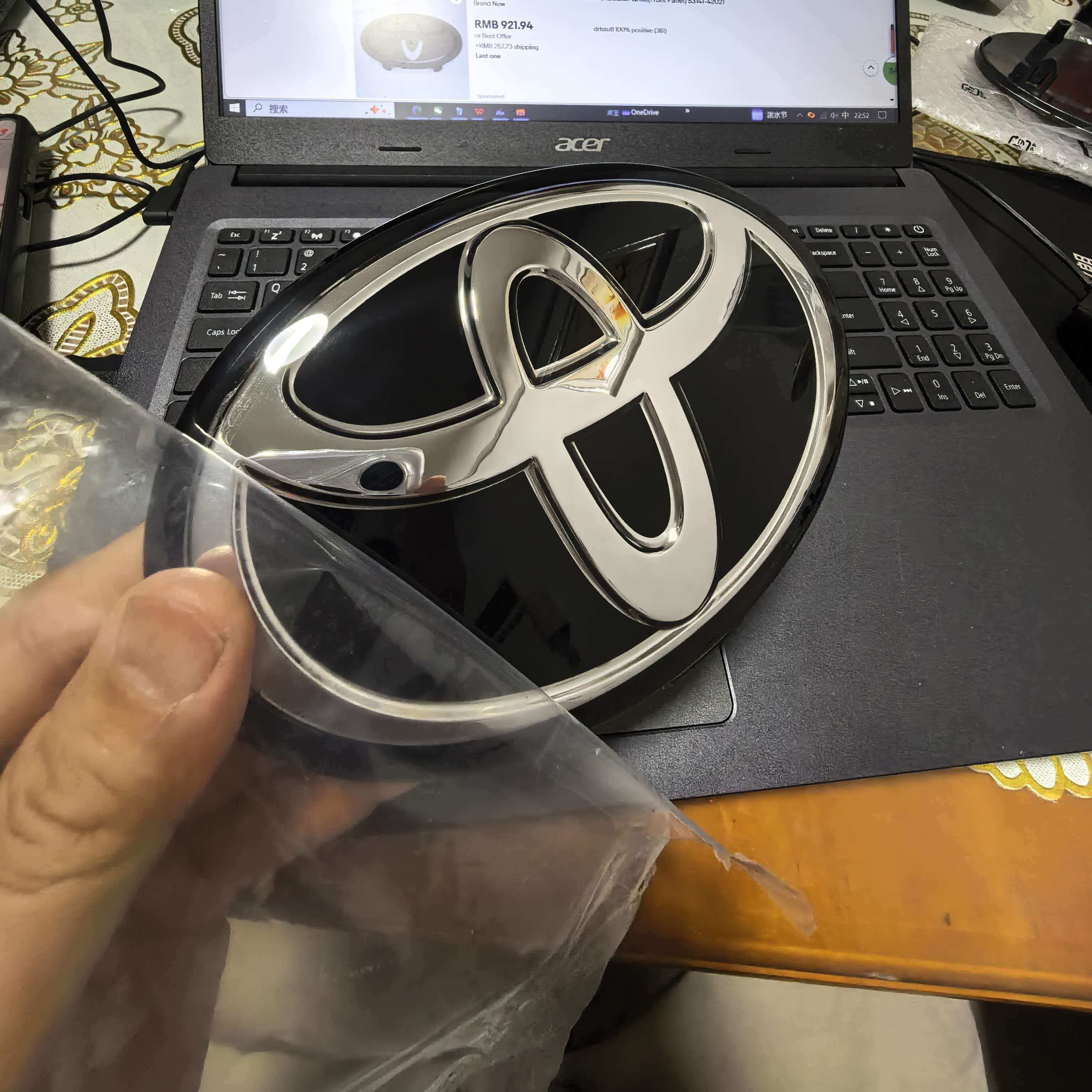 

Mirror Front Grille Logo Emblem with sharp pins for TOYOTA COROLLA 16-19 Highlander 16-19 RAV4, AVALON 15-18 C-HR 17-19 Emblems with sharp pins