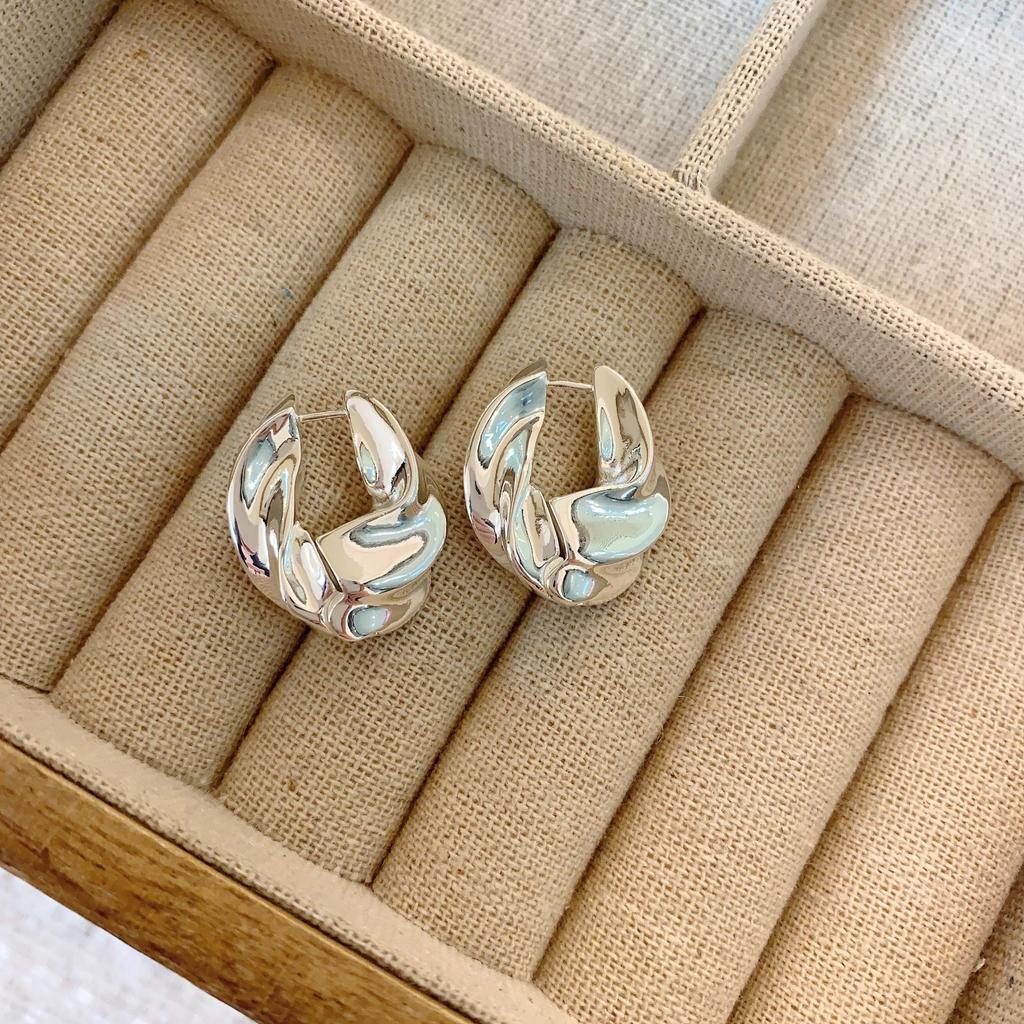 Strong Push Love French Exquisite Small Croissant Earrings Cold Wind Twist Circle Retro Fashionable Lazy Earrings