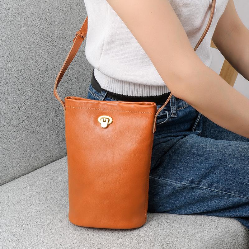 

Leather bucket bag women s new high-end vegetable tanned cowhide messenger bag retro casual mobile phone bag shoulder messenger bag 14X4X21.5cm коричневий