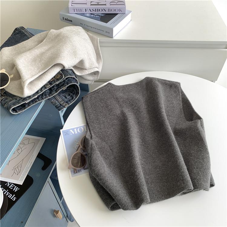 Korean-Style Slimming Knitted Vest with Gold Buttons - Women's Round Neck, Loose Sleeveless Top