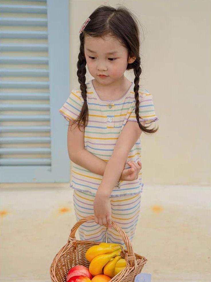 Buntes gestreiftes Sommer-Set für Mädchen: Oberteil & Schlaghose im koreanischen Stil.