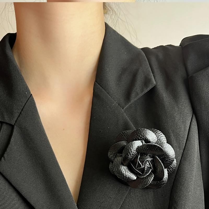 Portable Camellia Breastpin Flower Shape Lapel Pin Brooch for Women PU Leather Lapel Pin Fashionable Badge Jewelry