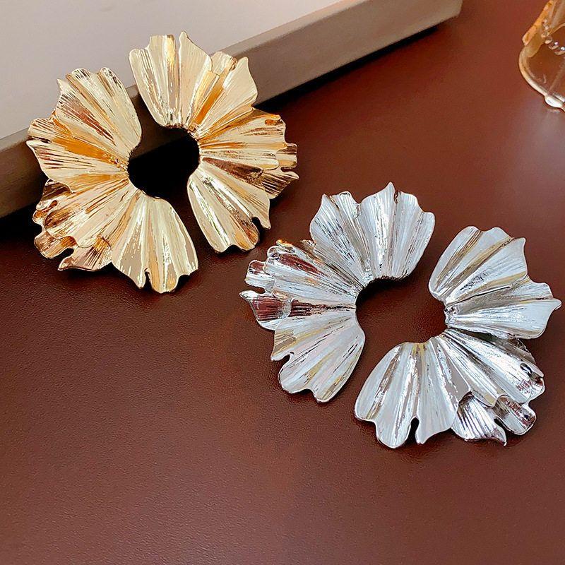 

Metal Earrings, European and American Exaggerated Personality, Fashionable, Light Luxury, Minimalist Style, New Earrings with a High-End Feel Value-For-Money Two-Piece Set [Gold_Silver]