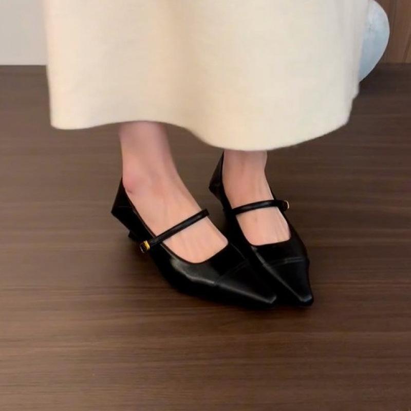 

Beautiful push! Skinny temperament cat heel pointed single shoes splicing design sense word with Mary Jane women s shoes 39 чорний