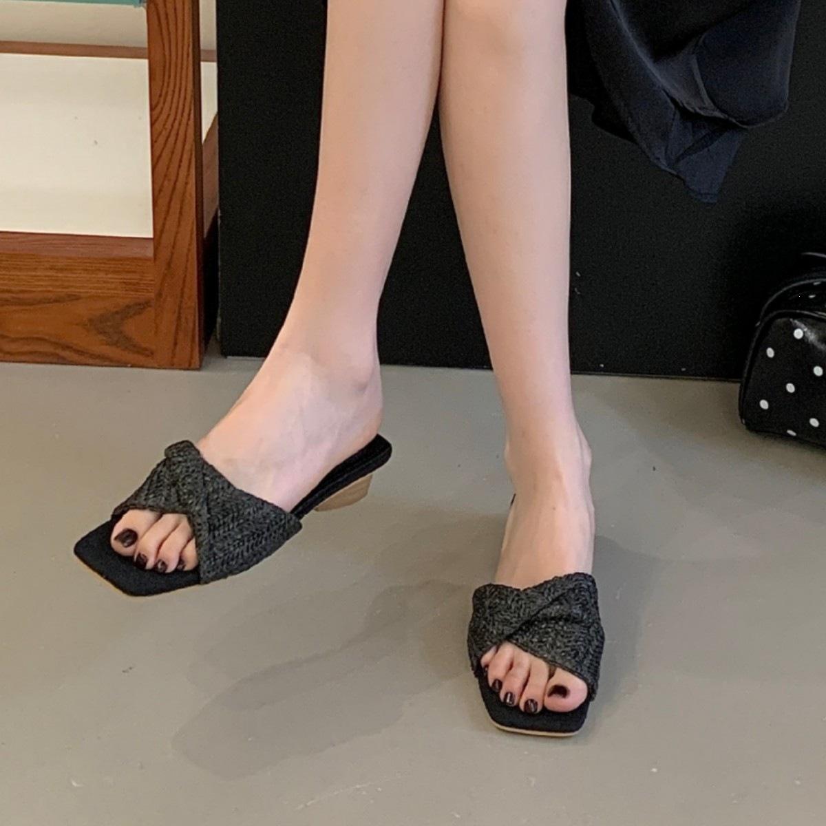 

Spring Retro Square Head One-Word Drag Women Wear Versatile Open-Toed Low-Heeled Cool Slippers 35