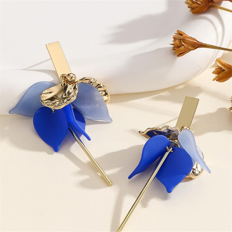 Fashionable Retro-style Resin Flower Earrings with Long Rod Ear Clasps, Exuding An Elegant and Sophisticated Charm.