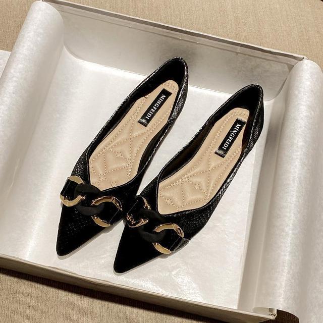 Остроносые одинарные туфли для женщин 2024 года, новые летние мокасины с металлической цепочкой, элегантные, для поездок на работу, большого размера, модная женская обувь 35 чёрный