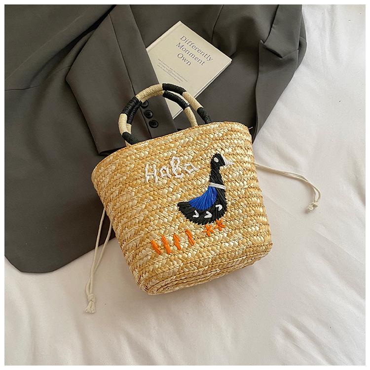 

Summer seaside beach vacation straw bag women s 2025 new large-capacity handbag vegetable basket bag bucket bag