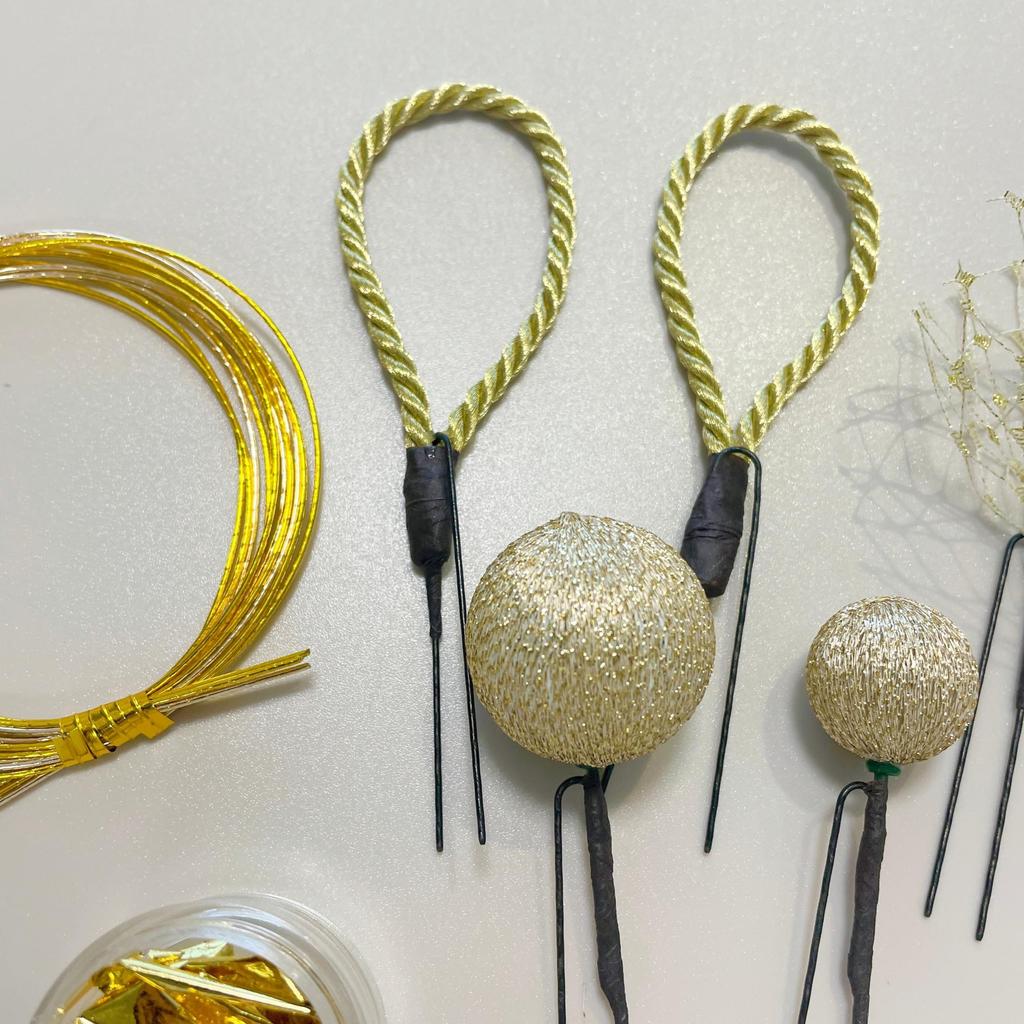 Japanese-style hair ornament, gold, for Coming-of-Age Ceremony, ball kanzashi, mizuhiki, gold leaf, gold tulle, braided cord, graduation ceremony,