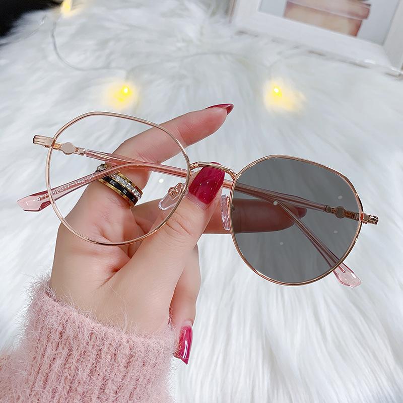 

Photo-sensitive Color-changing Anti-blue Light Myopia Glasses With Fashionable Metal Frames 9771 -2