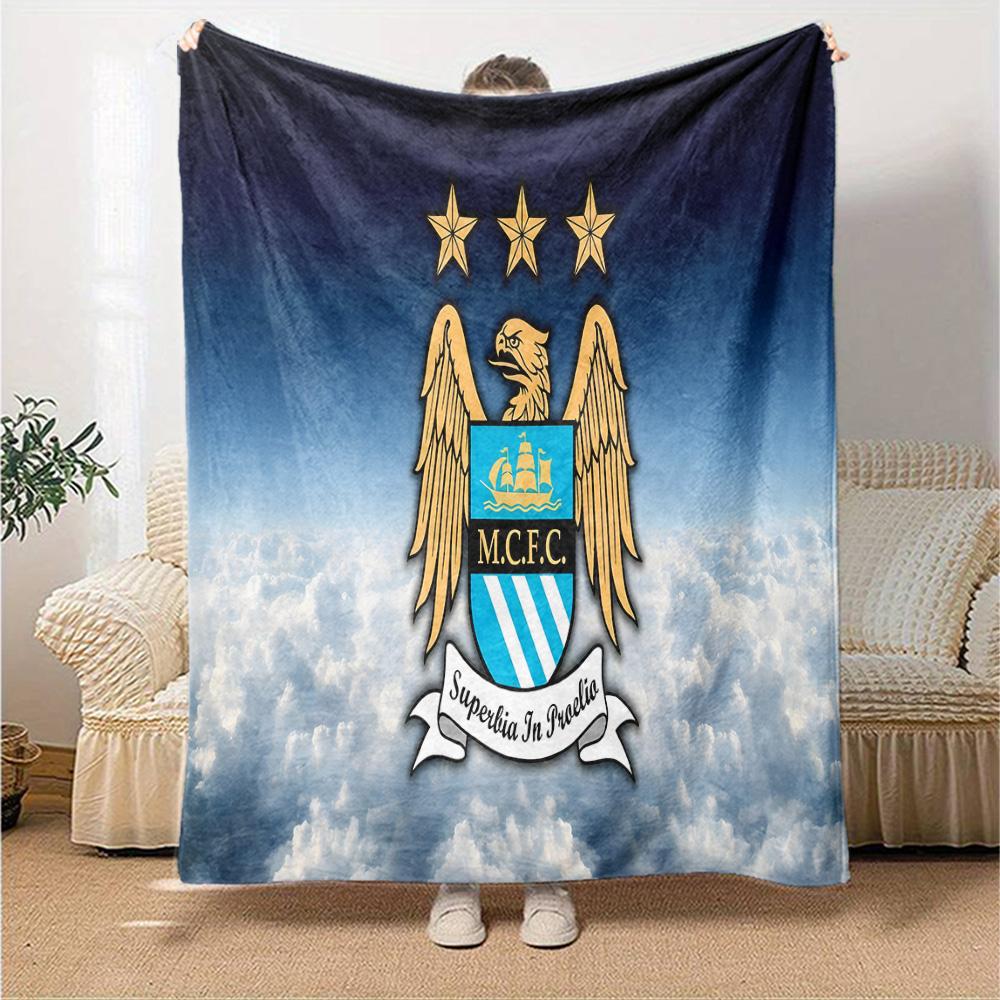 Fotbalová deka Manchester Crest z flanelu, měkký polyester, moderní design, celoroční pro kempování, cestování, dárky k svátkům nebo narozeninám