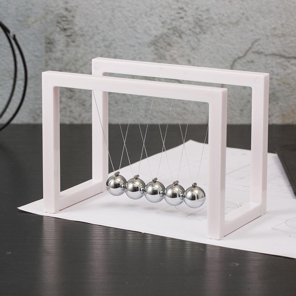 Черно-белый акриловый маятник Ньютона: Хаотический маятник вечное движение металлический орнамент. 16 x 8.8 x 11.8 CM