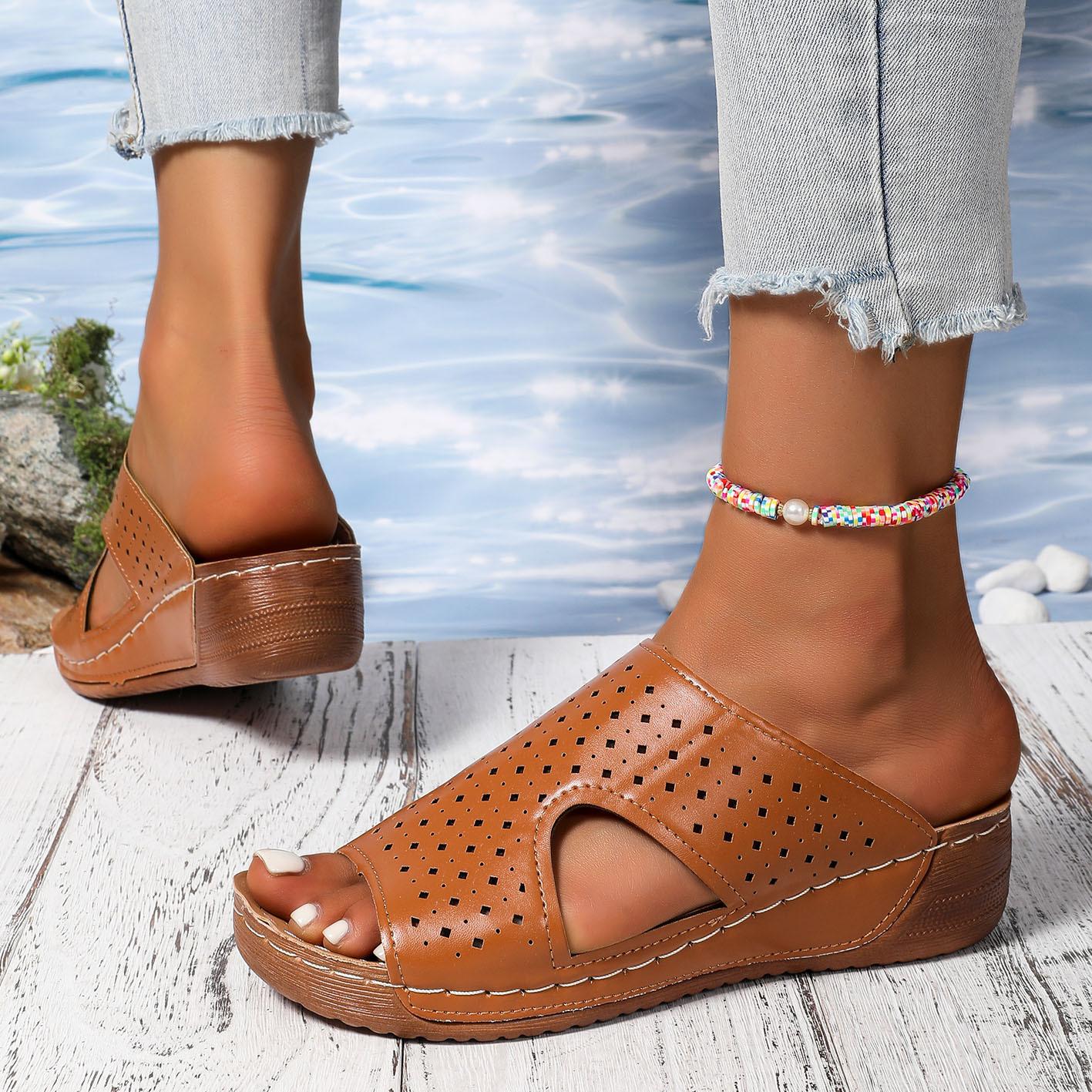 

2025 summer new large size foreign trade women s shoes wide surface word with sweet wind thick bottom slope heel cool slippers women s leisure 43 темно-коричневого кольору