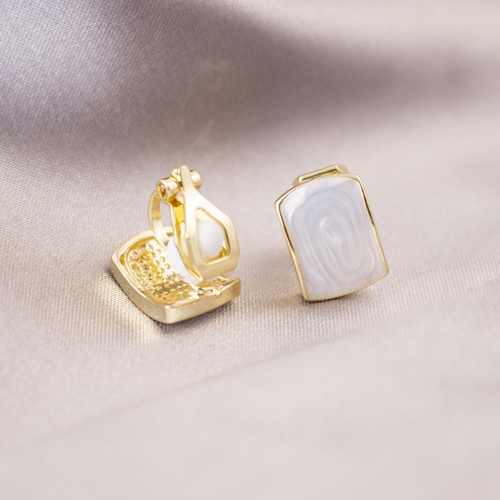 Brincos de pressão triangulares elegantes para orelhas não furadas - Versáteis e com um toque de luxo leve para o uso diário.