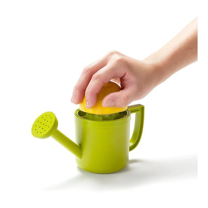 Mini Manual Lemon Juicer Watering Can Shape Household Kitchen Gadget Citrus Fruit Squeezer Easy-to-Use Lemon Sprinkler