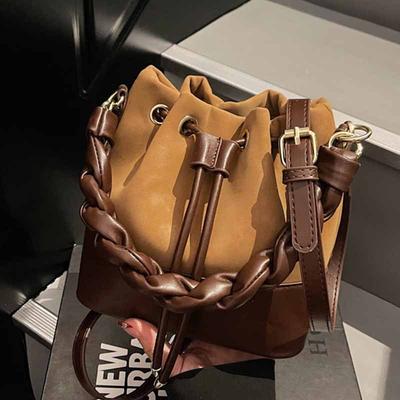 Fashion Twist Portable Bucket Bag Women's 2025 New Retro Popular Commuter Bag Contrasting Color Shoulder Messenger Bag