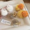 Blumen-Haarball-Anhängerohrringe Herbst- und Winter-Temperament-Ohrringe Leichter Luxus Nische Pendler Vielseitige Ohrringe Damen