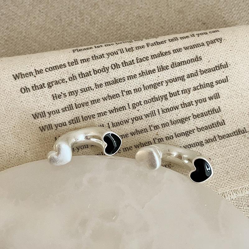 

Носите серьги-гвоздики Love C-образной формы из металла спереди и сзади, женские нишевые дизайнерские ощущения - уникальные, изысканные и элегантные, универсальные серьги