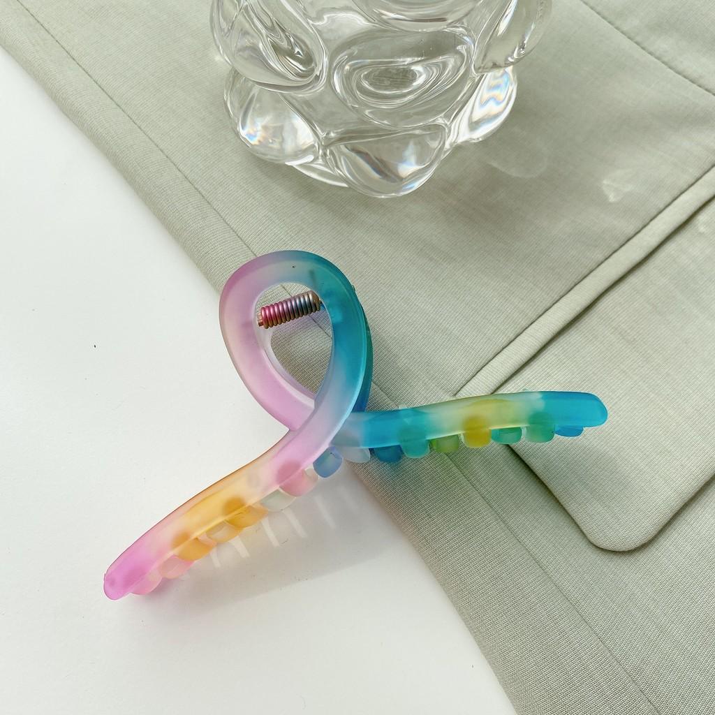 Fashionable Large Hair Claw Clip In Unique Frosted Resin For Womens Elegant Updos