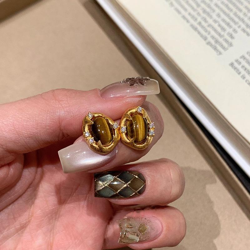 Серьги-гвоздики овальные «Серебряная игла» с тигровым глазом и кубическим цирконием – Элегантные ретро