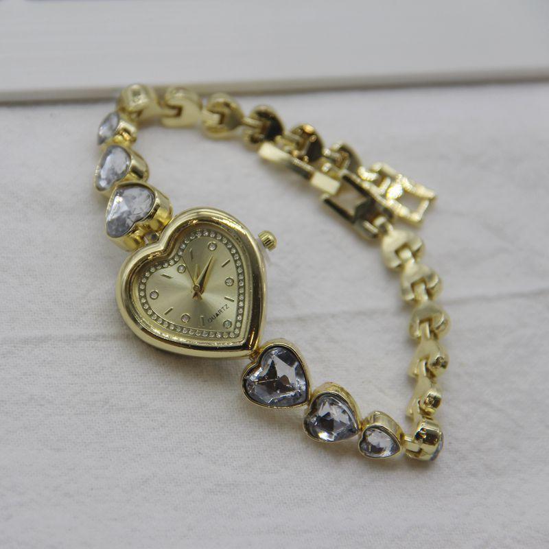 1Pc  Hot-selling Love Big Diamond Bracelet Watch Female, Korean Version of Elegant Temperament Versatile Watch, Student Quartz Watch