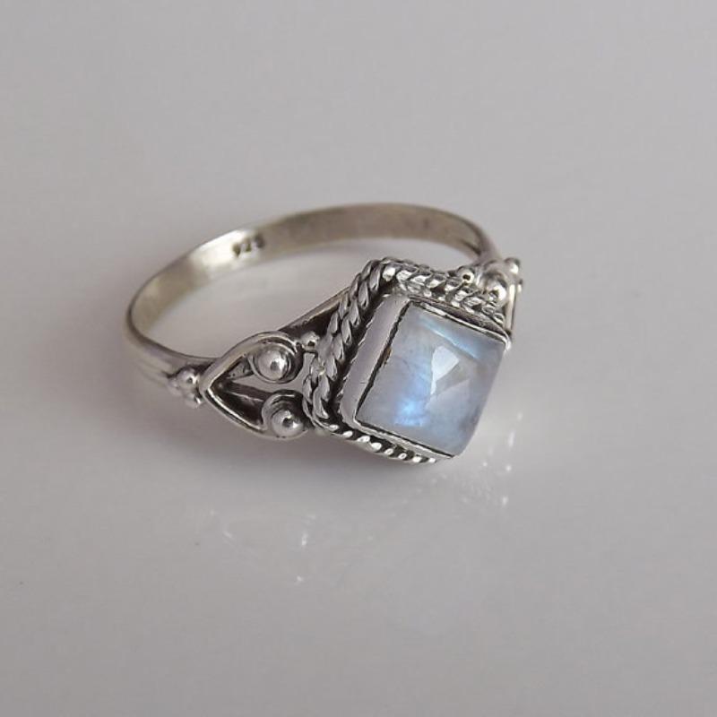 Neuer heiß verkaufter europäischer und amerikanischer Mode-Quadrat-Mondstein-Retro-Stil-Ring Damenschmuck