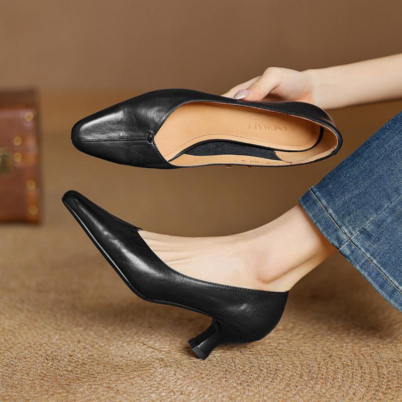

Casual leather fashion single shoes new comfortable pointed single shoes women s beef tendon soles large size shoes medium heel four seasons wear 40 чёрный