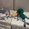 Peluche Espace Mignonne Alien Vert Souriant Soucoupe Volante Argentée Poupées Extraterrestres Douces Remplies Cadeau Adorable pour Fans de Science-Fiction Décoration de Maison